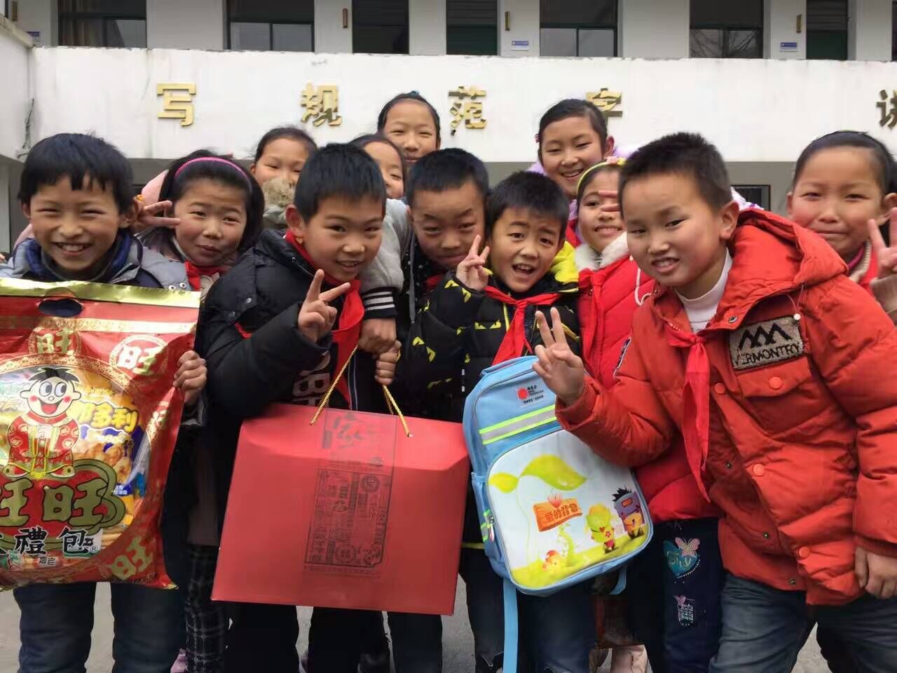 赵普和普哥团队为大山里的留守孩子送去冬日的温暖